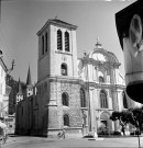 Vue centrée sur la façade et le côté latéral gauche.