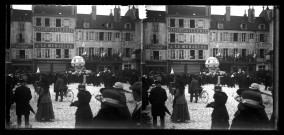 Cavalcade à Lons-le-Saunier sur le thème de la locomotion à travers les âges : la montgolfière, rue Lafayette.