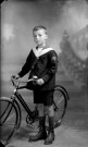 Une enfant avec son vélo