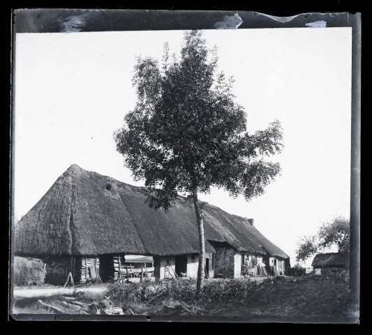 Ferme au toit de chaume du bas Jura.