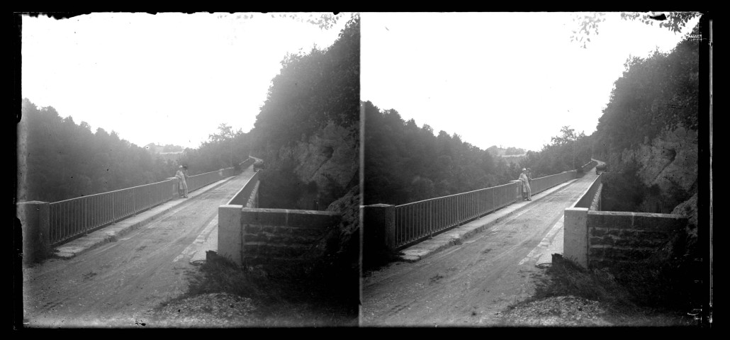 Pont du Diable près de Crouzet-Migette, deux femmes prennent la pose, une voiture les attend.