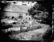 Charrettes devant une maison