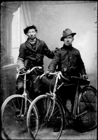Deux hommes avec leur vélo