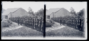 Soldats canadiens à Vers-en-Montagne pour l'exploitation des bois de la Fresse : revue des troupes à la sortie de la messe.