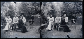 Trois femmes et trois hommes assis en extérieur avec bicyclette et chevaux à roulettes.