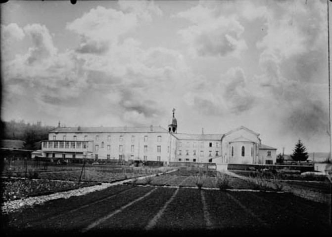 Façade de l'Asile du Sacré-Coeur de Marsonnas. Aromas