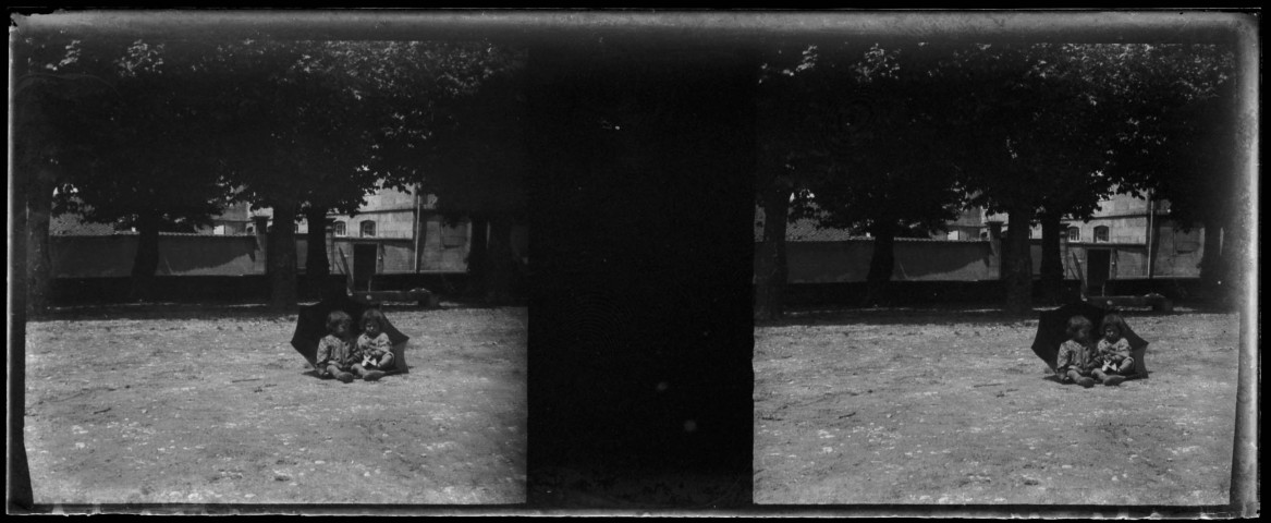 Deux enfants dans un parc de Besançon.