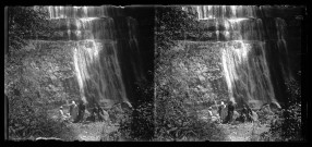 Cascades du Hérisson, un groupe de femmes prend la pose au bas de la cascade de l'Éventail.